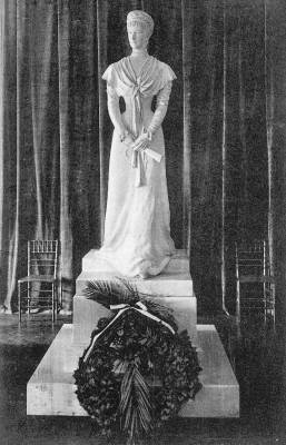 Hermann Klotz Erzsbet szobrnak gipsz ntvnye az Erzsbet Kirlyn Emlkmzeum killtsn, 1910-es vek, kpeslap, magntulajdon