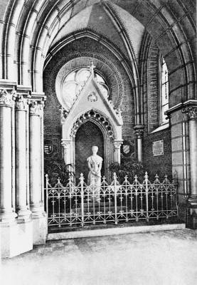 Hermann Klotz Erzsbet-szobra az rkimds templomban, 1910-es vek, kpeslap, Ferencvrosi Helytrtneti Gyjtemny