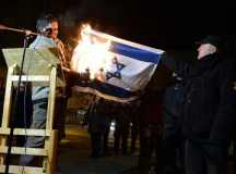 Lenhardt Balázs egykori jobbikos képviselő izraeli zászlót éget...