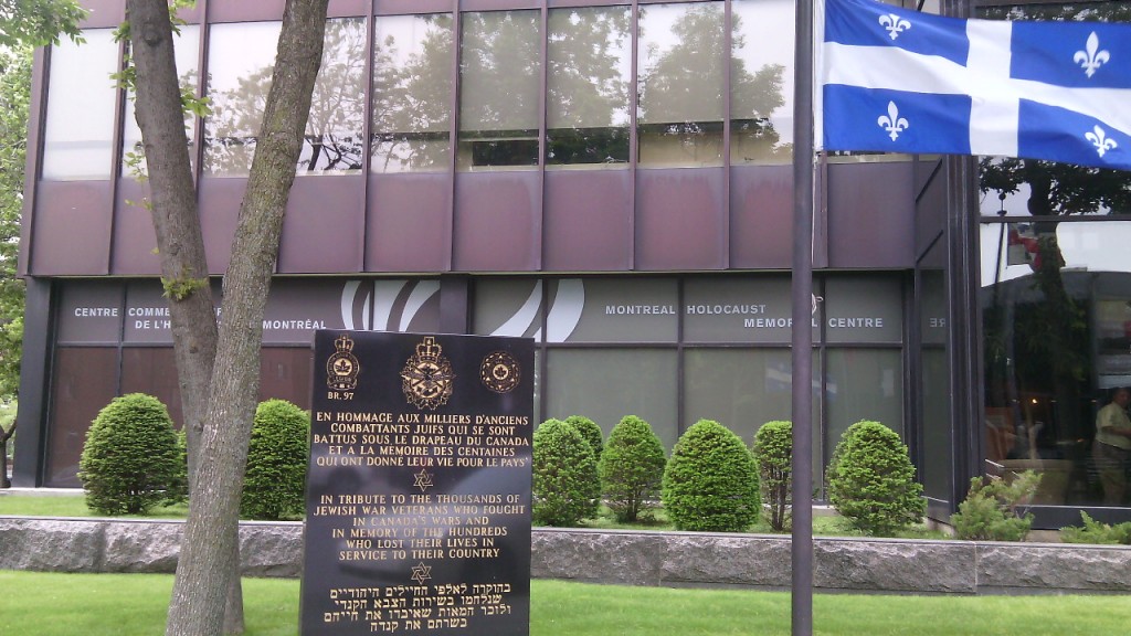 A Montreáli Holokauszt Emlékközpont (Montreal Holocaust Memorial Centre) kívülről. Az épület előtti emlékmű a kanadai zsidó veteránokat ünneplni. Fotó: Christopher Adam.