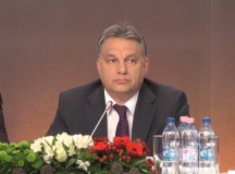 Orbán Viktor ezen a képen éppen a Diaszpóra Tanács tagjaihoz beszél. A diaszpóra kormánypárti képviselői évente egyszer Budapesten tölthetnek egy all inclusive vakációt, a magyar adófizető pénzén.