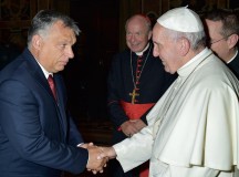Orbán pápai kézfogása.